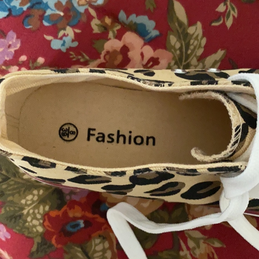 Size 8 Cheetah Print Ladies Fashion Sneakers - Picture 7 of 8